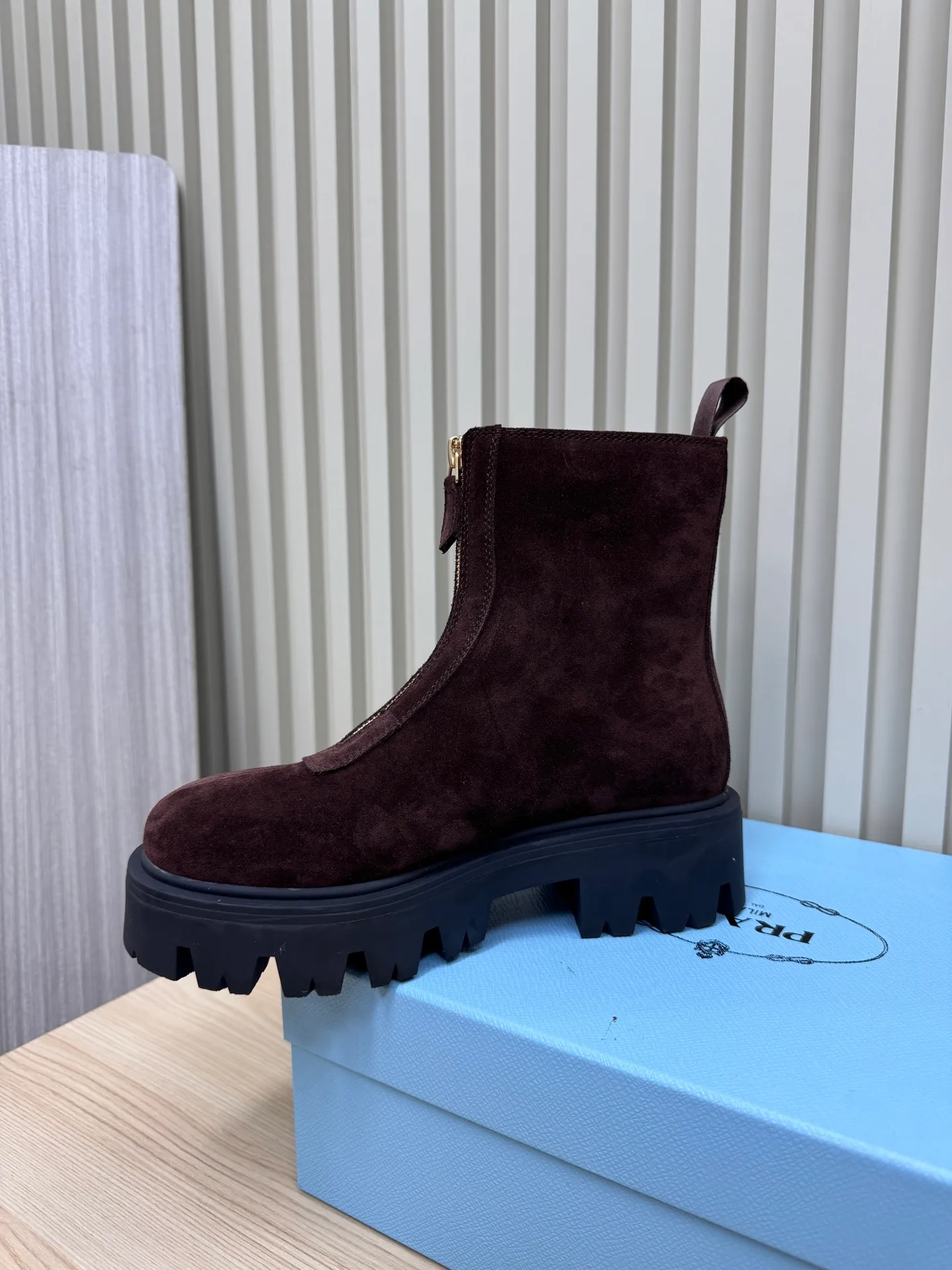 👟👟Ex-factory price 680👟👟 Prada / Prada couple's Martin boots are here, comfortable and elegant to wear. The original molded outsole of the counter is 1:1 replica. It is made of non-slip and wear-resistant imported TPU tin mold vacuum outsole. Tank-shaped thick sole. Fabric: imported anti-explosion cowhide. Lining: imported mixed sheepskin lining. Sheepskin foot pads. Outsole: tin molded beef tendon sole. Code number: 35-41 (42 customized)